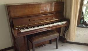 低价转让一台95成新的韩国进口英昌立式二手钢琴